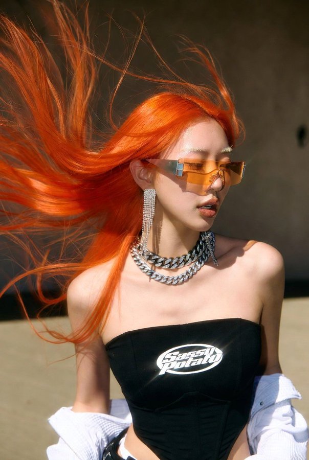 霓虹橙发冷艳女